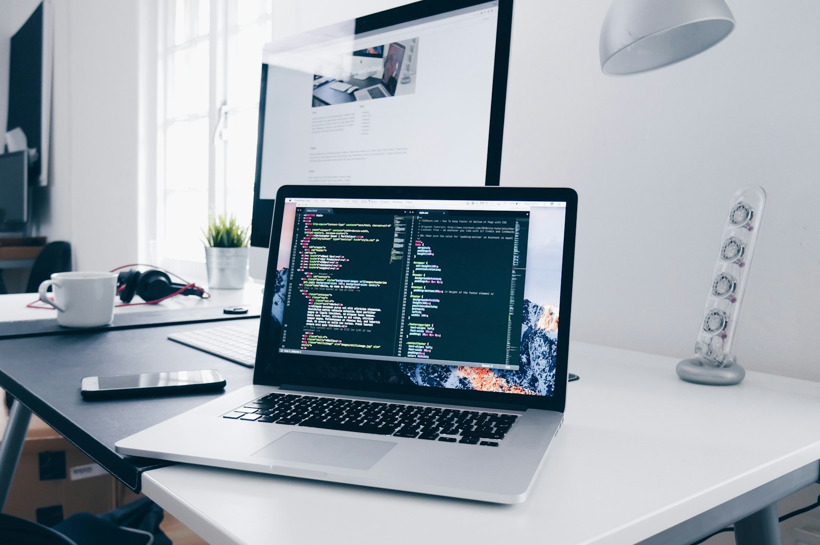Écran d'ordinateur affichant du code de développement web, symbolisant la conception d'un site internet