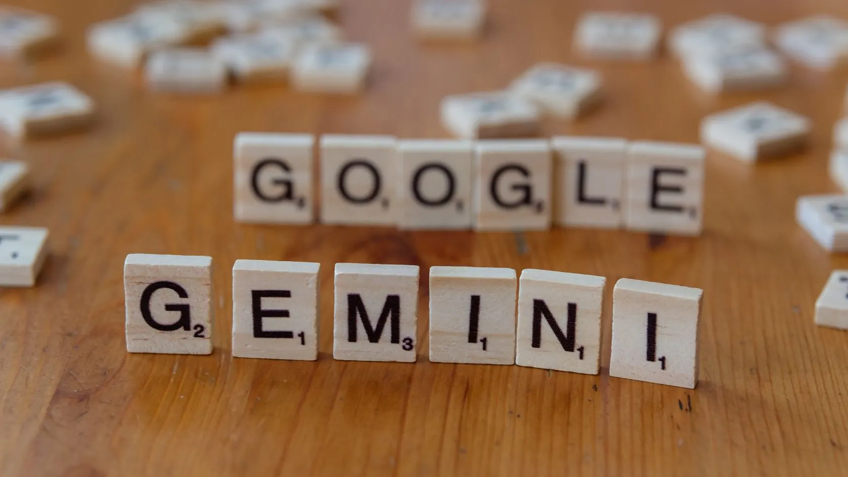 Tuiles de Scrabble formant les mots Google et Gemini, illustrant la recherche assistée par intelligence artificielle