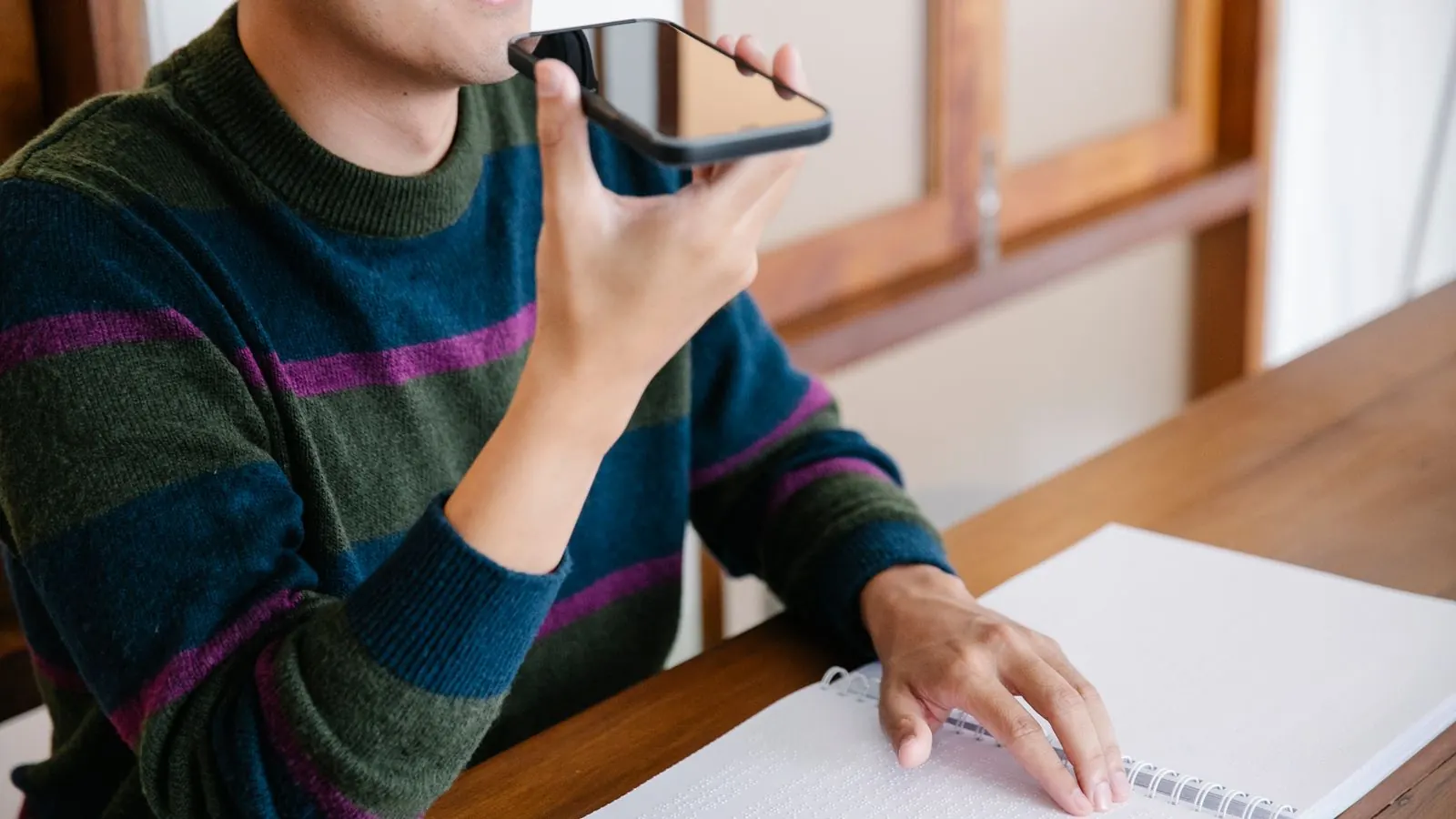 Utilisateur parlant à l'assistant vocal de son smartphone, symbole de Google Search Live