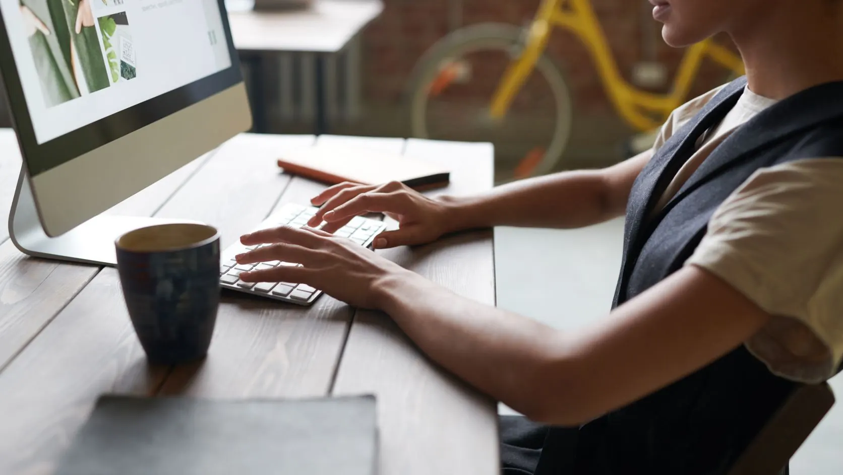 Technicien d'une agence web assurant la maintenance et la surveillance d'un site WordPress